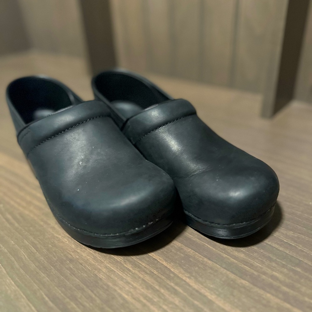 Dansko Women Professional Clog, Matte Black, EU size 40, US size 9-9.5